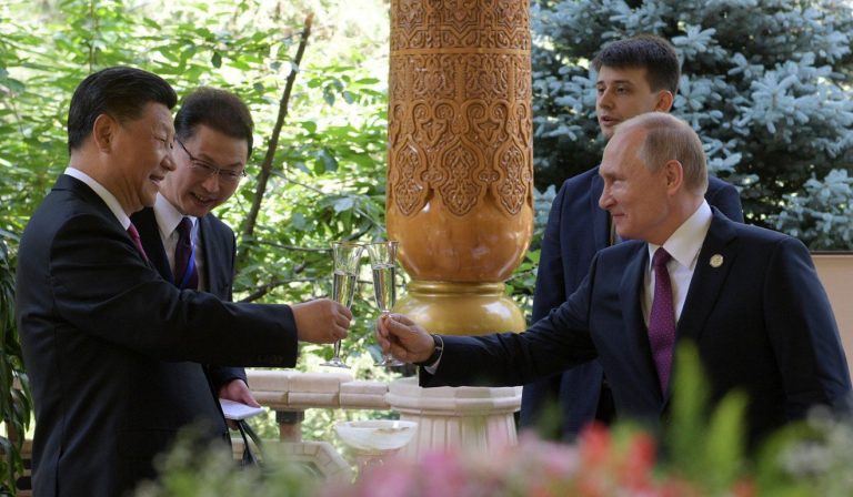 Muxuu Putin haddiyad u siiyay dhiggiisa Shiinaha oo noqday 66 jir?